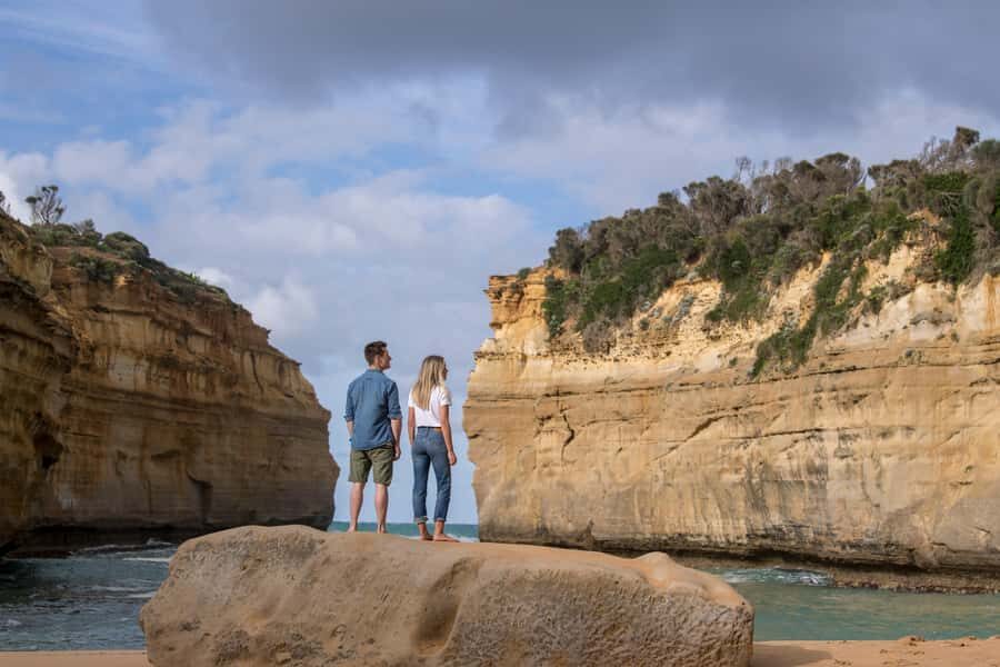 Melbourne: Great Ocean Road, 12 Apostles & Rainforest Tour - Apollo Bay free time: use it for lunch and a reset