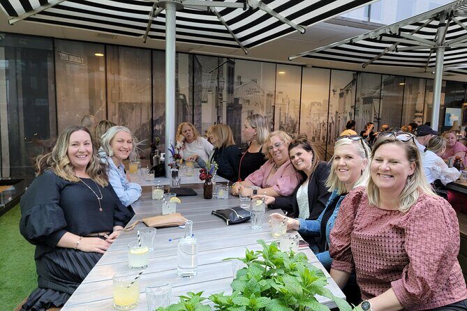 Melbourne: Hidden Bar and Cocktail Tour - Food included: finger food or pizza, and why it helps