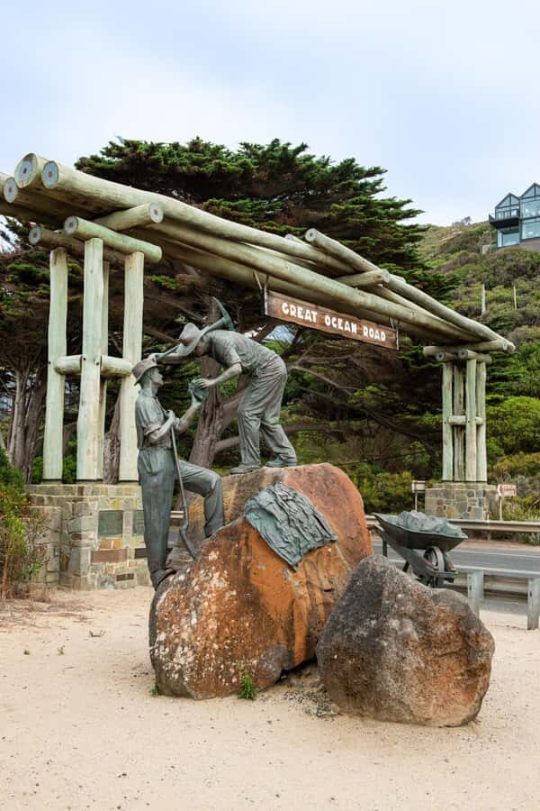 Melbourne: Ultimate Great Ocean Road Morning Escape Day Tour - London Arch: first ocean drama before the crowds